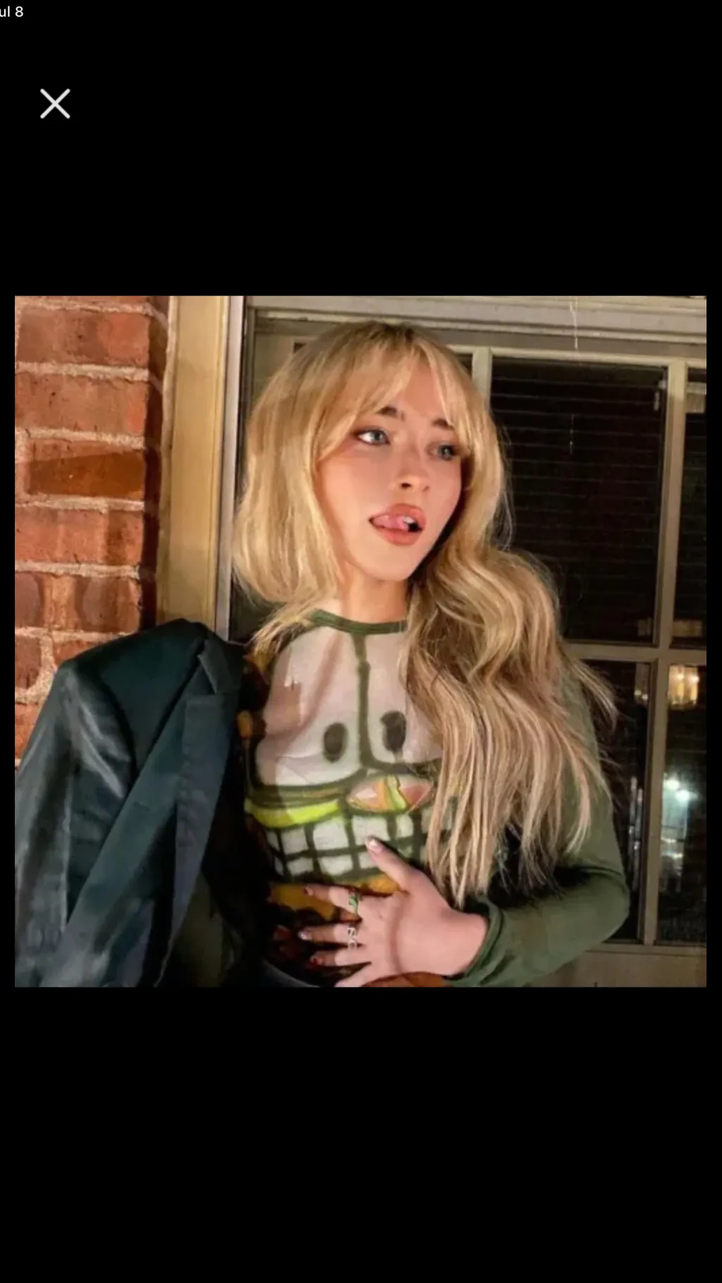 ai character: Sabrina carpenter  background