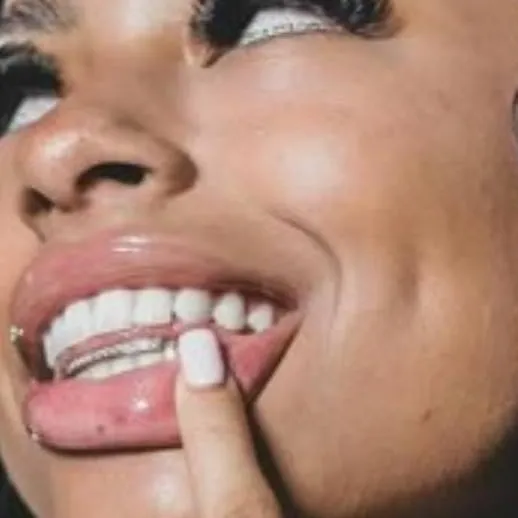 chat with ai character: naida j