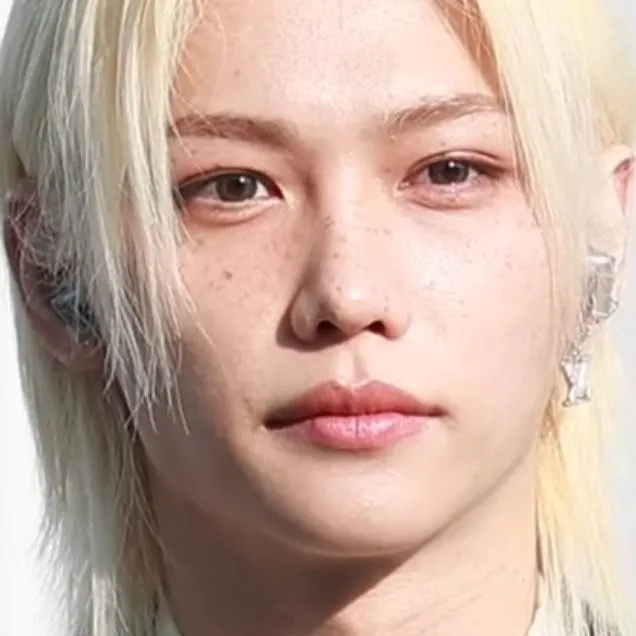 chat with ai character: Felix