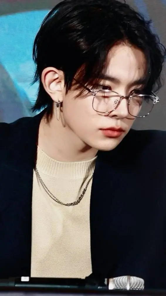 ai character: Heeseung background