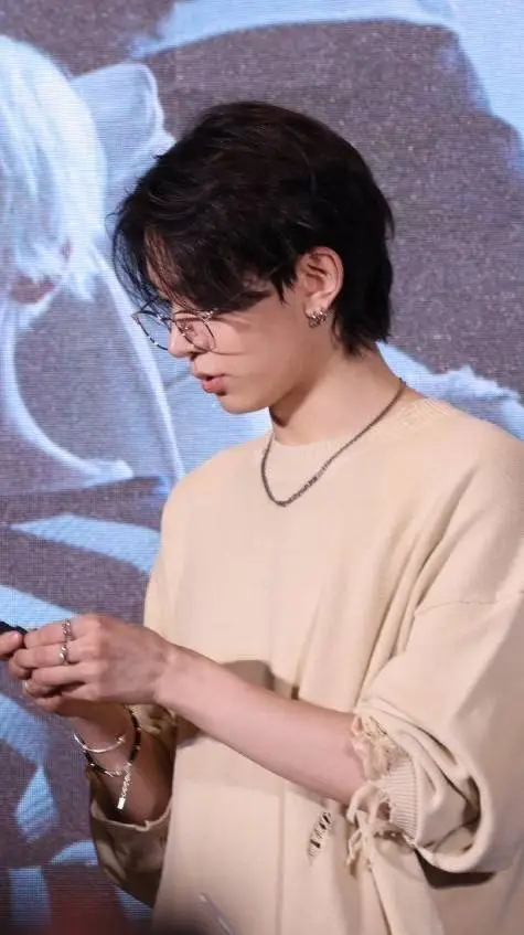 ai character: Heeseung background