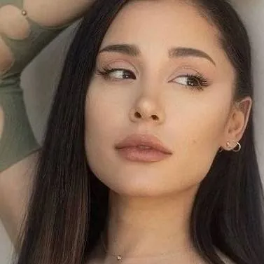chat with ai character: Ariana Grande 🩷