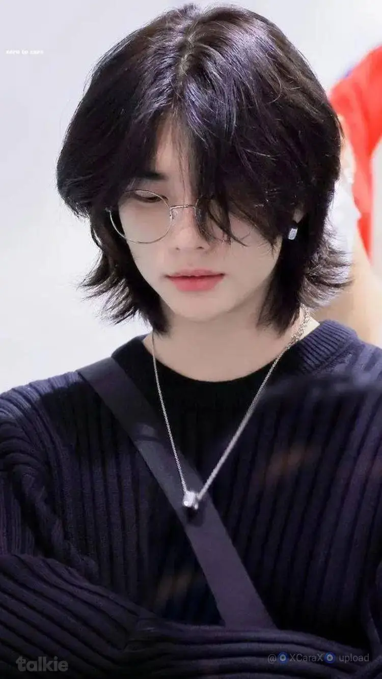 ai character: Hwang Hyunjin background