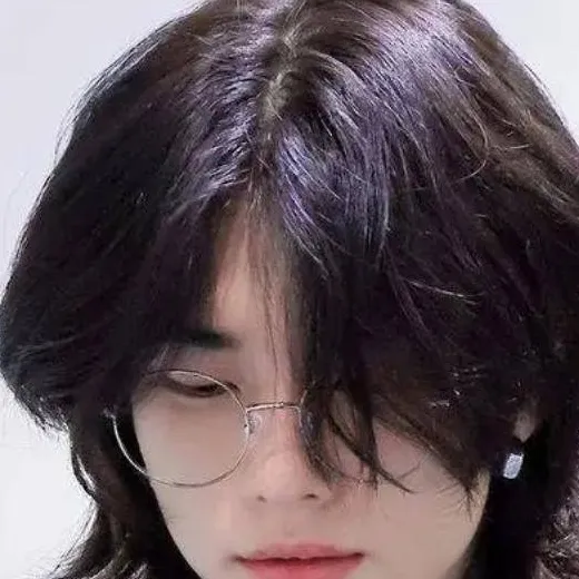 chat with ai character: Hwang Hyunjin