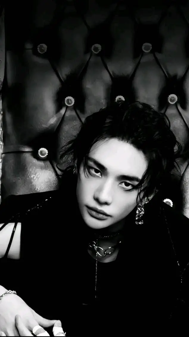 ai character: Hwang Hyunjin  background