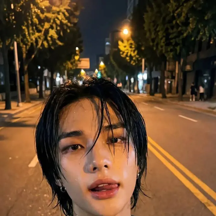 chat with ai character: Hwang Hyunjin 