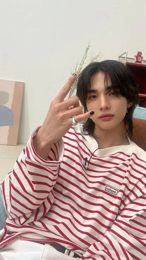 ai character: Hwang Hyunjin background