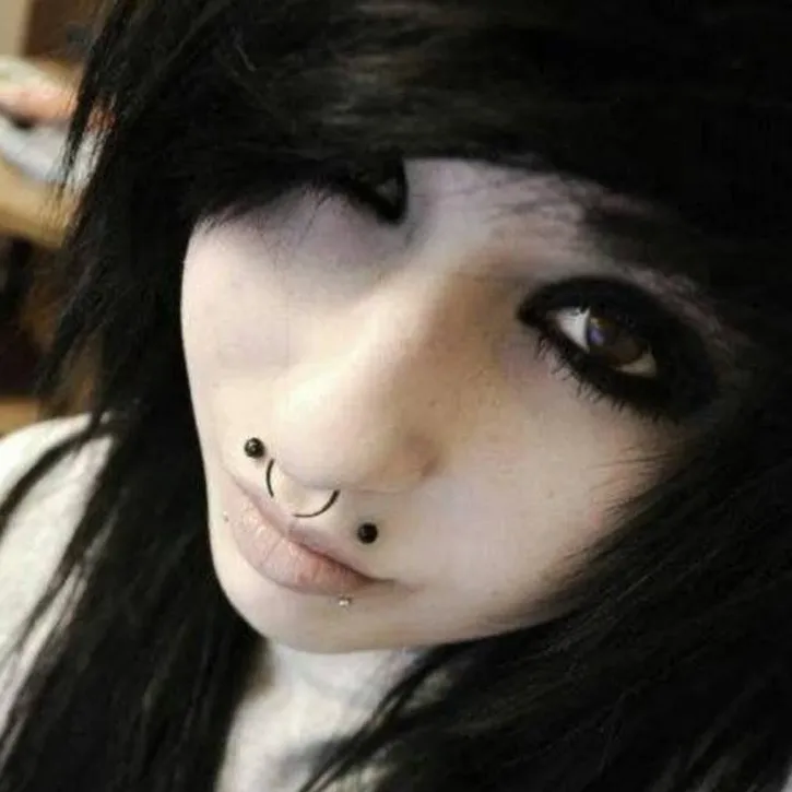 chat with ai character: 𝕖𝕞𝕠 𝕘𝕚𝕣𝕝