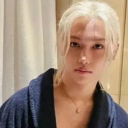 chat with ai character: lee felix