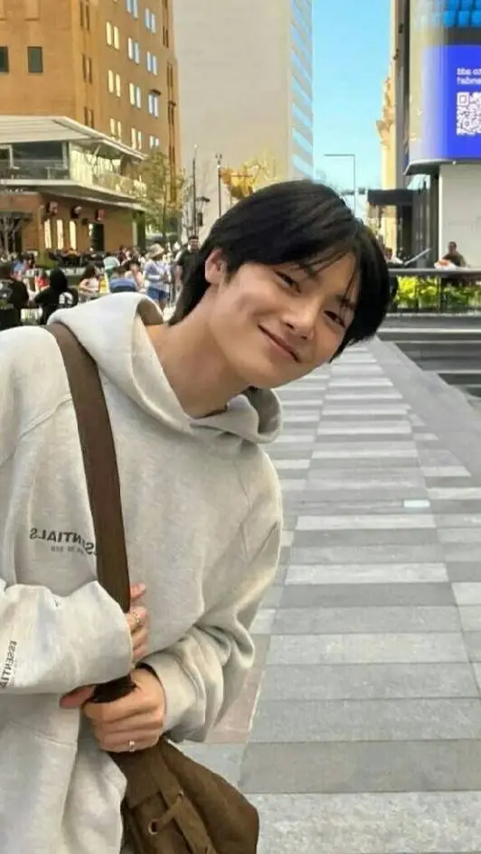 ai character: 🦊jeongin (IN)🦊 background