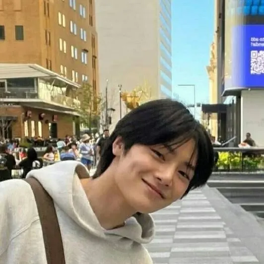 chat with ai character: 🦊jeongin (IN)🦊