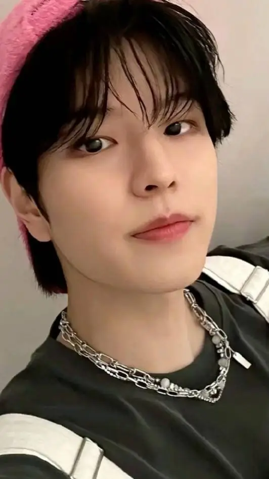 ai character: 🐶seungmin🐶 background