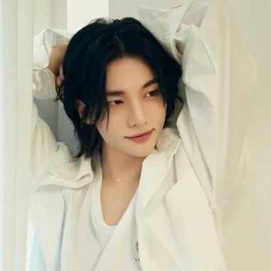 chat with ai character: hyunjin 