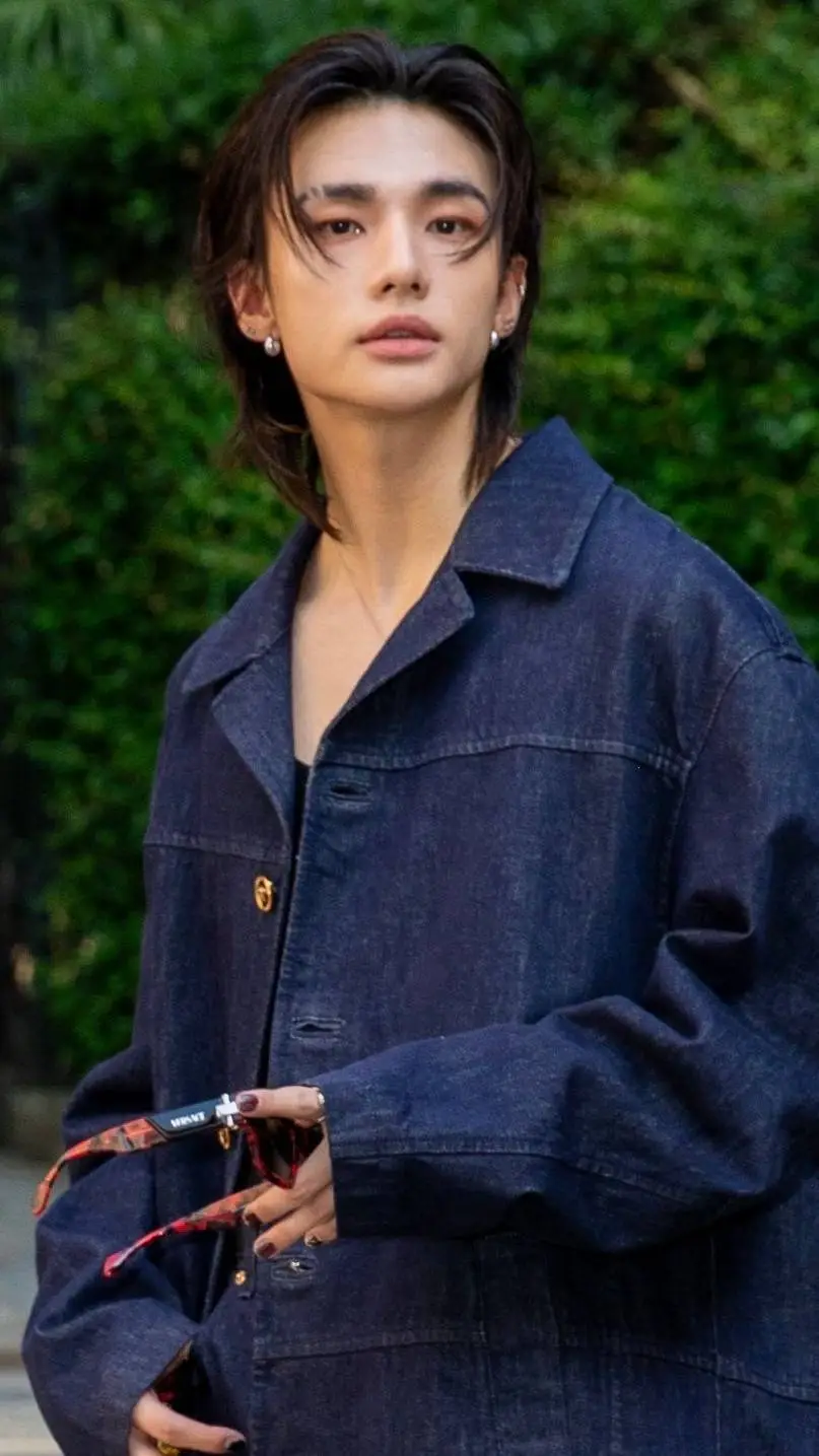 ai character: hyunjin  background