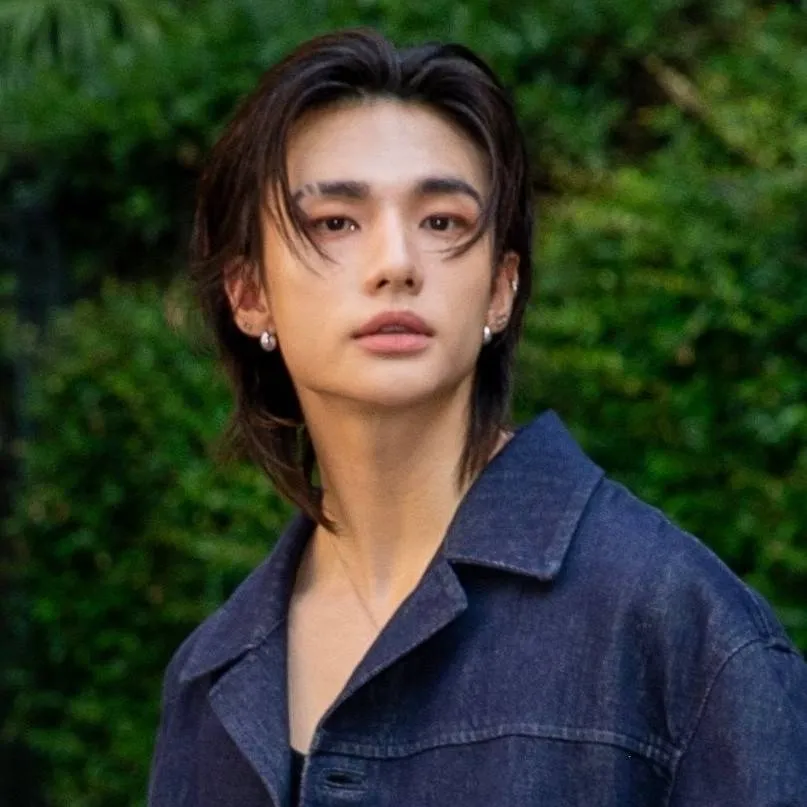 chat with ai character: hyunjin 