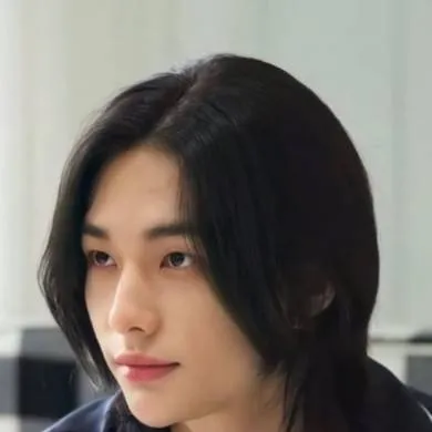 chat with ai character: hyunjin