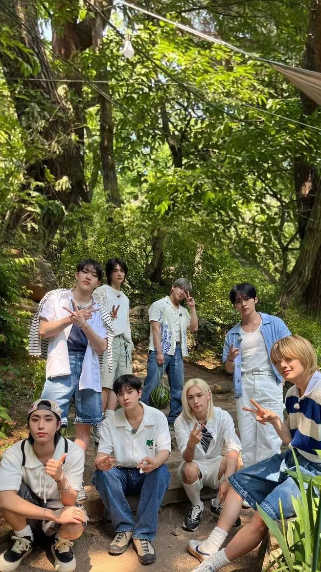 ai character: 🎼Skz-pick me girl background