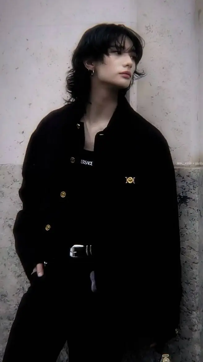 ai character: 𝐇𝐲𝐮𝐧𝐣𝐢𝐧  background