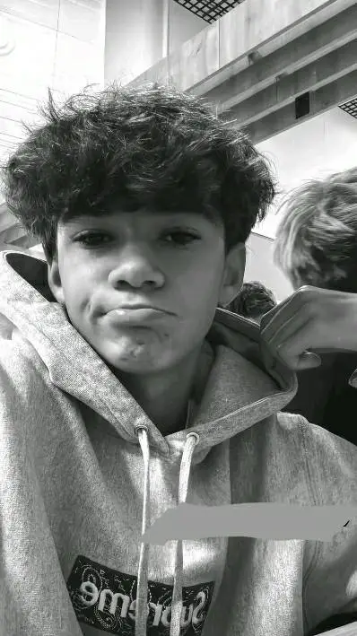 ai character: Félix  background