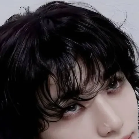 chat with ai character: Hwang Hyunjin 