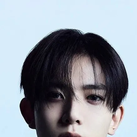 chat with ai character: Lee Heeseung