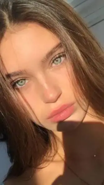 ai character: Renina,  background