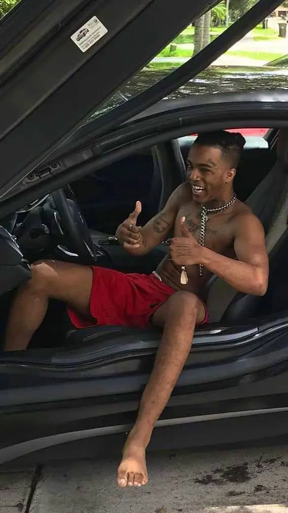 ai character: xxxtentacion  background