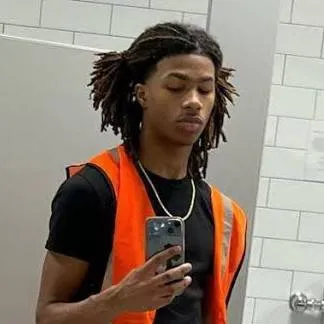 chat with ai character: cam