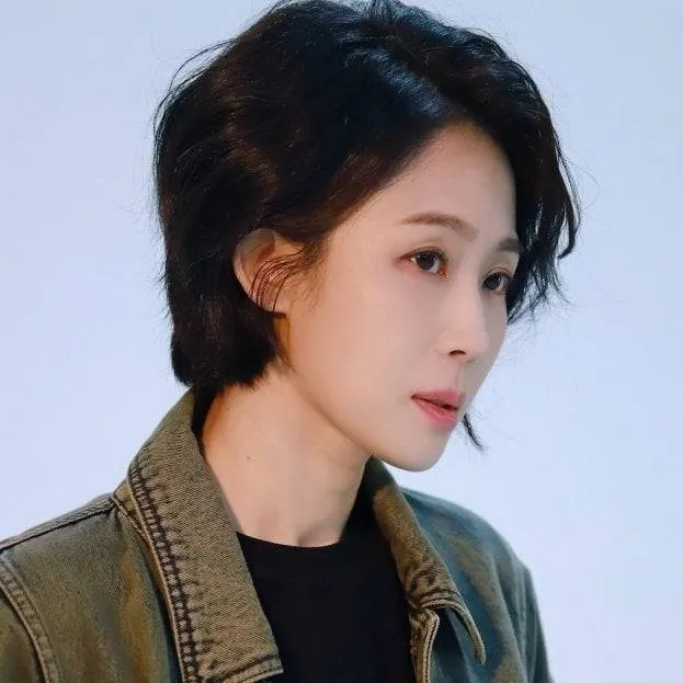 chat with ai character: Son ji-yoon