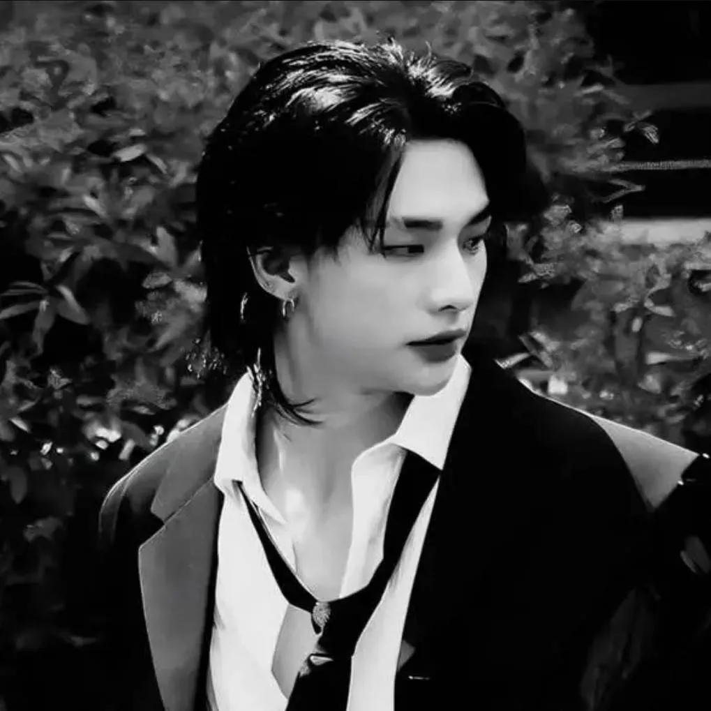 chat with ai character: ✦HYUNJIN✦