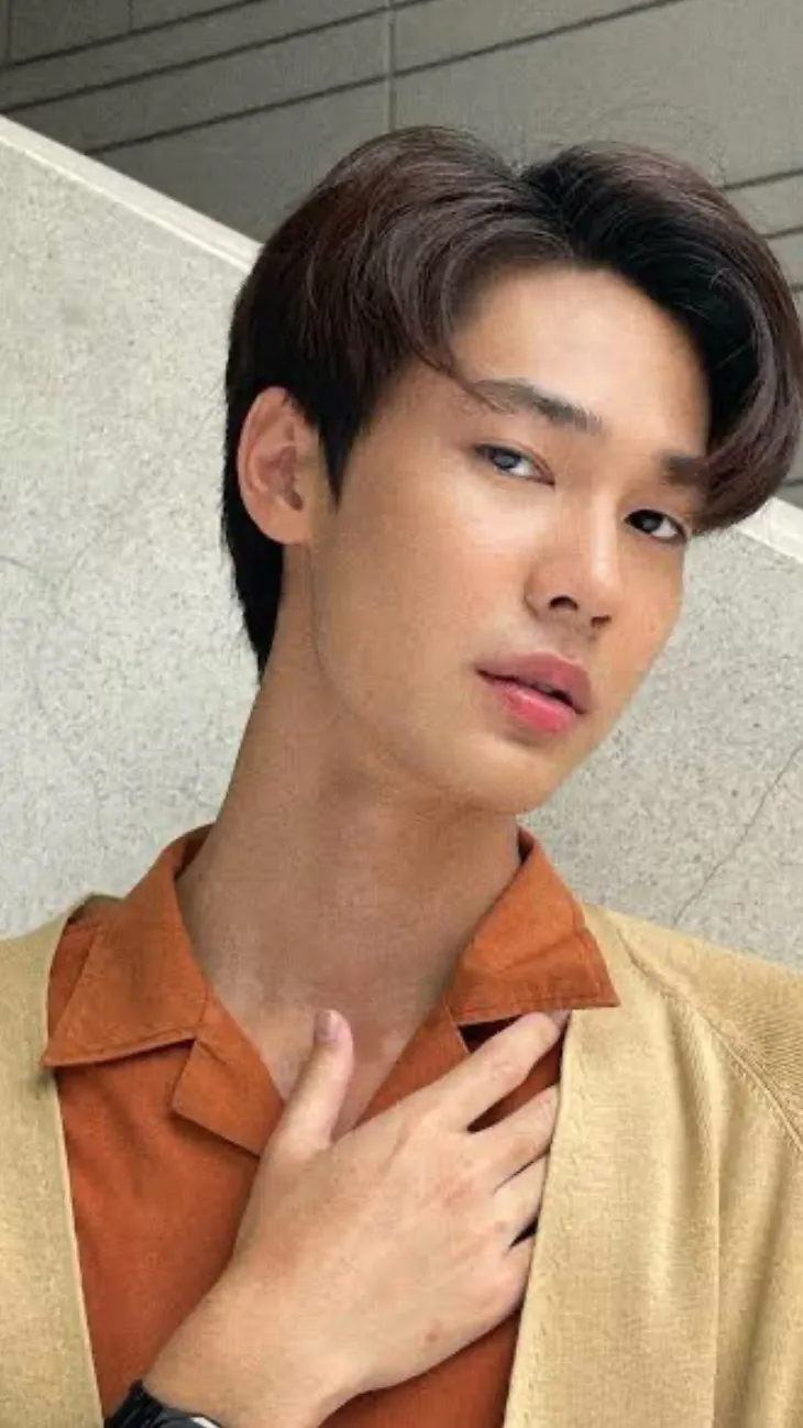 ai character: Ren  background