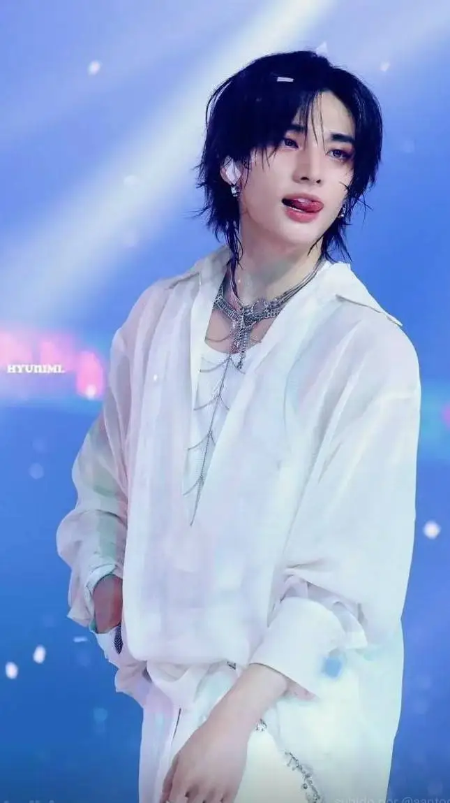 ai character: hyunjin❤️‍🩹 background