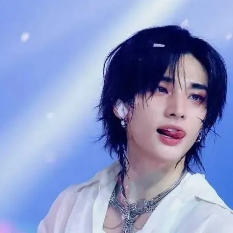 chat with ai character: hyunjin❤️‍🩹