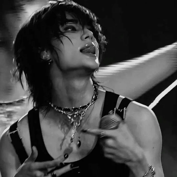 chat with ai character: Hyunjin