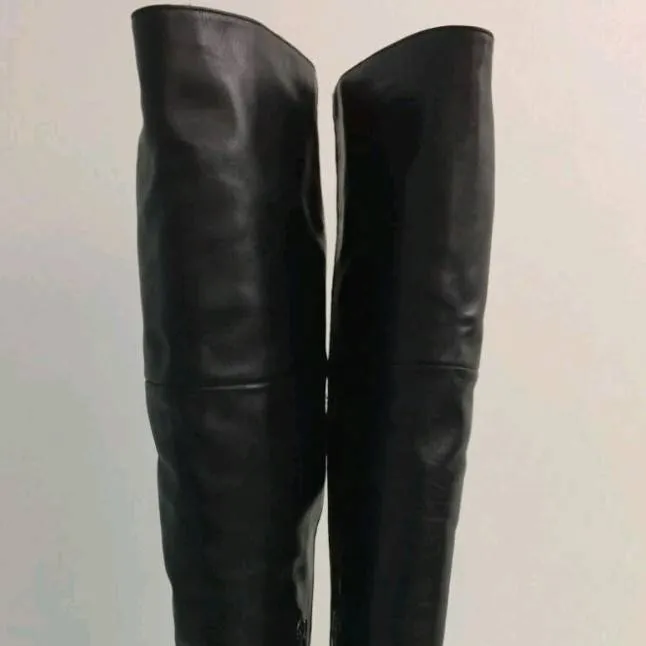 chat with ai character: heroine boots