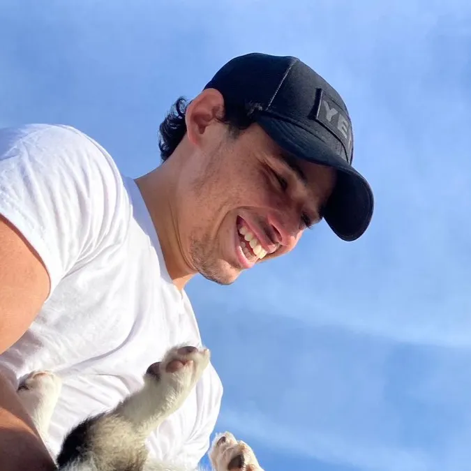 chat with ai character: Anthony Ramos 