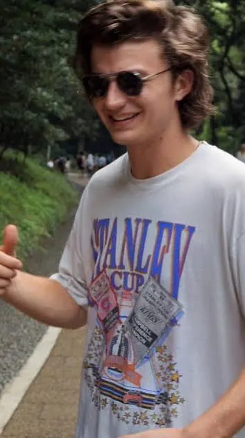 ai character: Steve Harrington  background