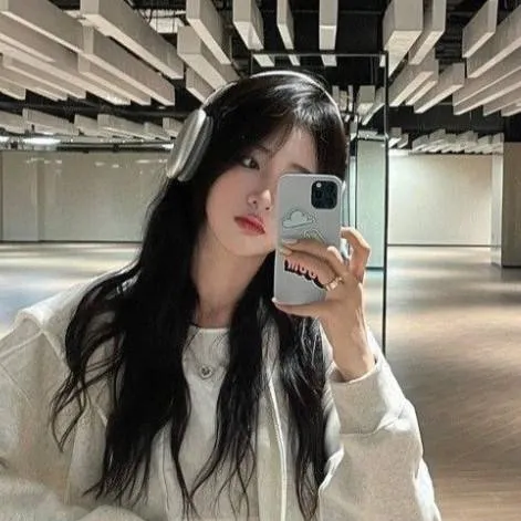 chat with ai character: `•mirana•`