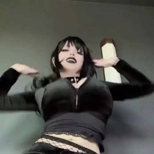 chat with ai character: Giantess goth