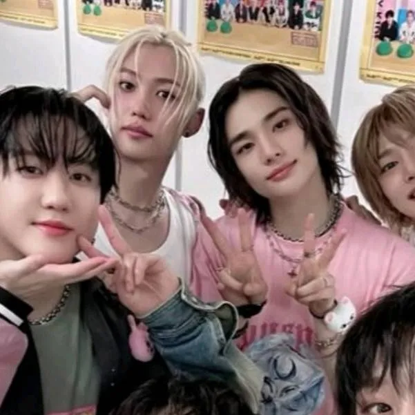 chat with ai character: stray kids