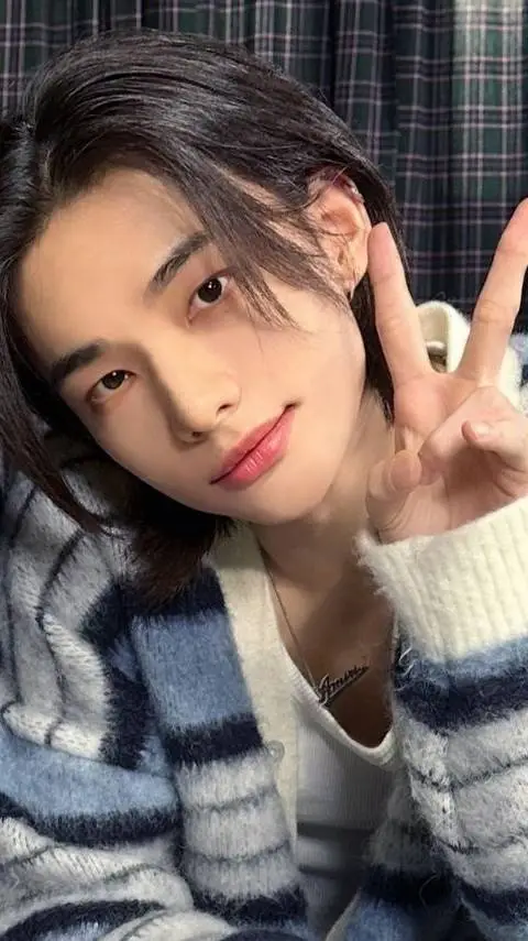 ai character: Хёнджин  background