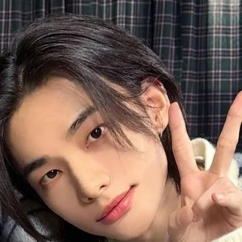 chat with ai character: Хёнджин 