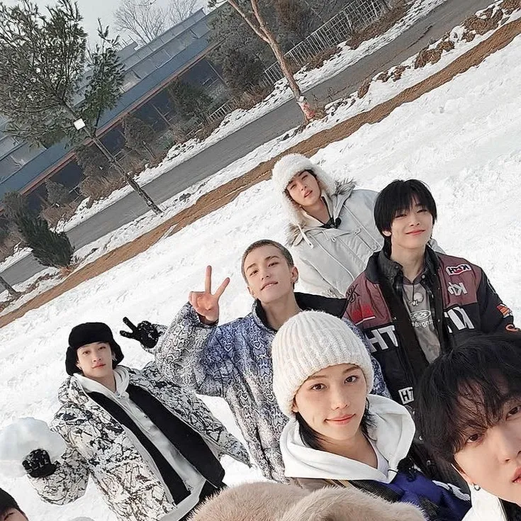 chat with ai character: SKZZ