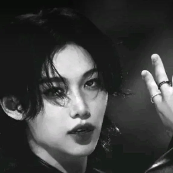 chat with ai character: Skz maniac perform