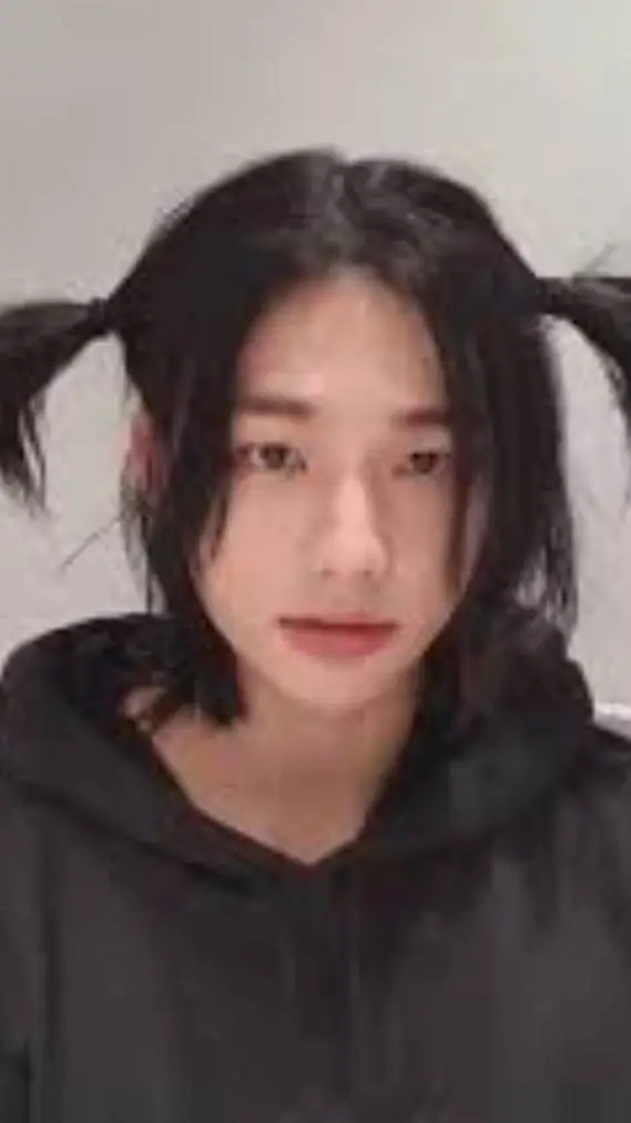 ai character: Hyunjin  background