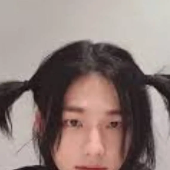 chat with ai character: Hyunjin 