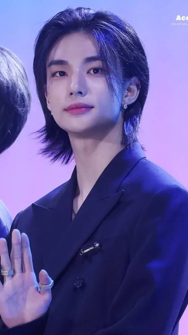 ai character: hyunjin background