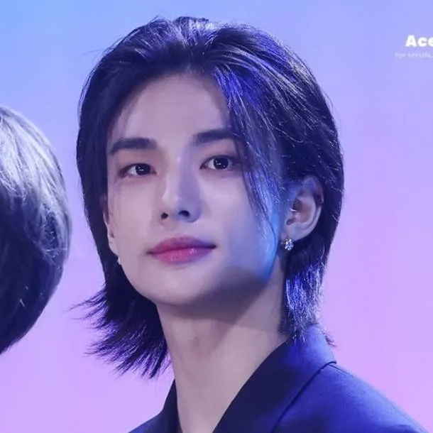 chat with ai character: hyunjin