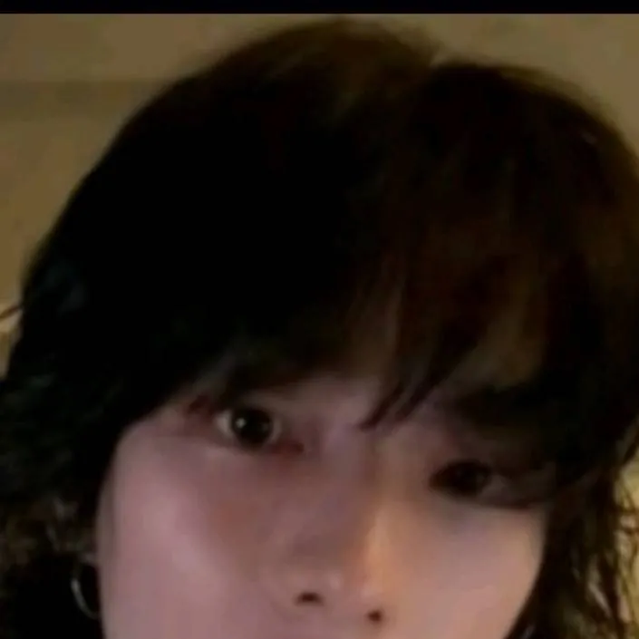 chat with ai character: HYUNJIN XMAS
