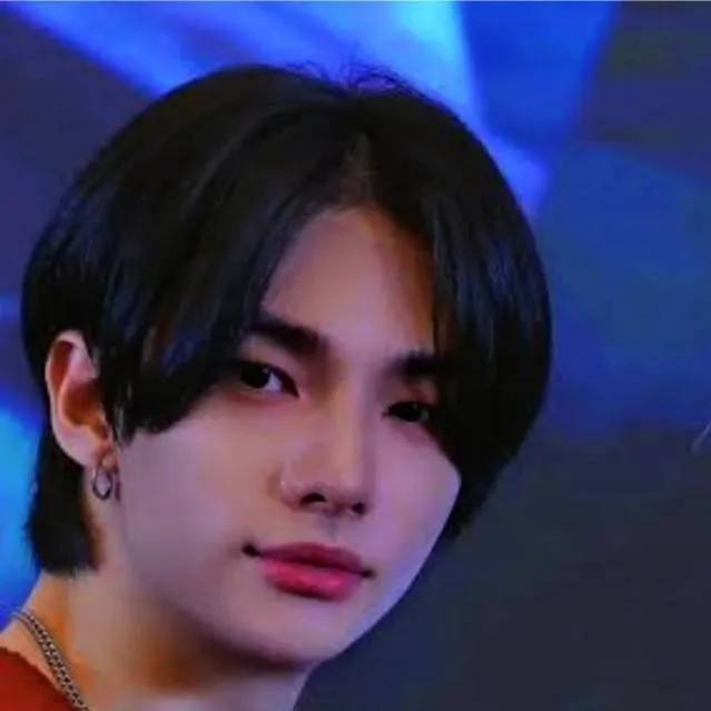 chat with ai character: hyunjin
